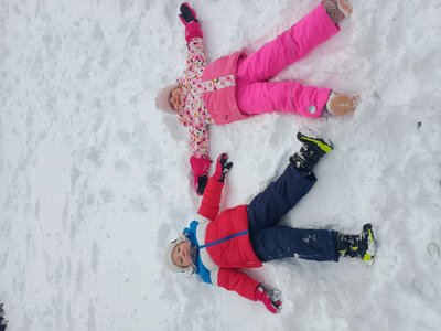 Dzieci leżące na śniegu